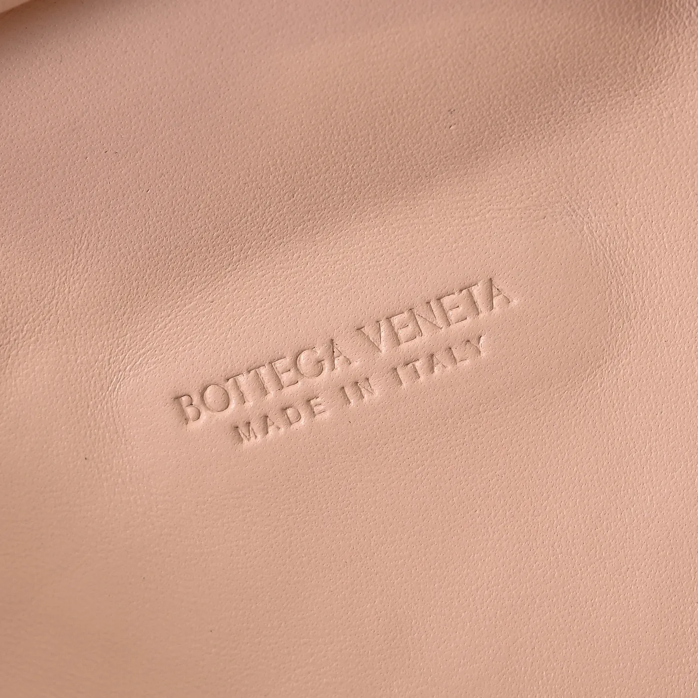 Batch 2260 Bitters Venetia 2024 summer series brings Lauren 1980 handbags back to the public eye. The design of the bag is inspired by ancient Roman architecture. It uses the brand's iconic Intrecciato lambskin woven bag body with a hard frame. No logo can be seen on the whole bag. It is equipped with a leather woven metal chain. When using it as a clutch, just put the chain directly in the bag ~ showing an elegant and timeless style. Decades later, when Lauren Hutton once again walked on the Bottega Venetia spring and summer show with this bag, the charm of the year still remains intact despite the passage of time. Size: 31.5*16.5*11 Style No.: 5807
